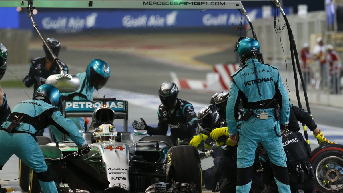Lewis Hamilton přezouvá v závodě v Bahrajnu