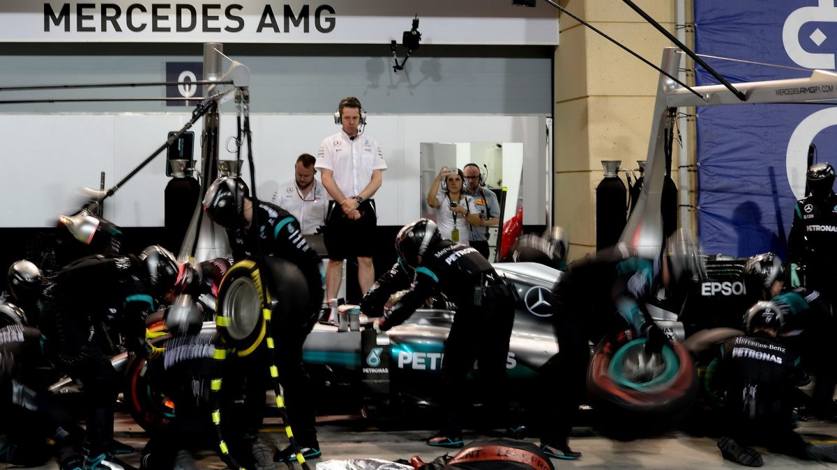 Nico Rosberg přezouvá pneumatiky v závodě v Bahrajnu