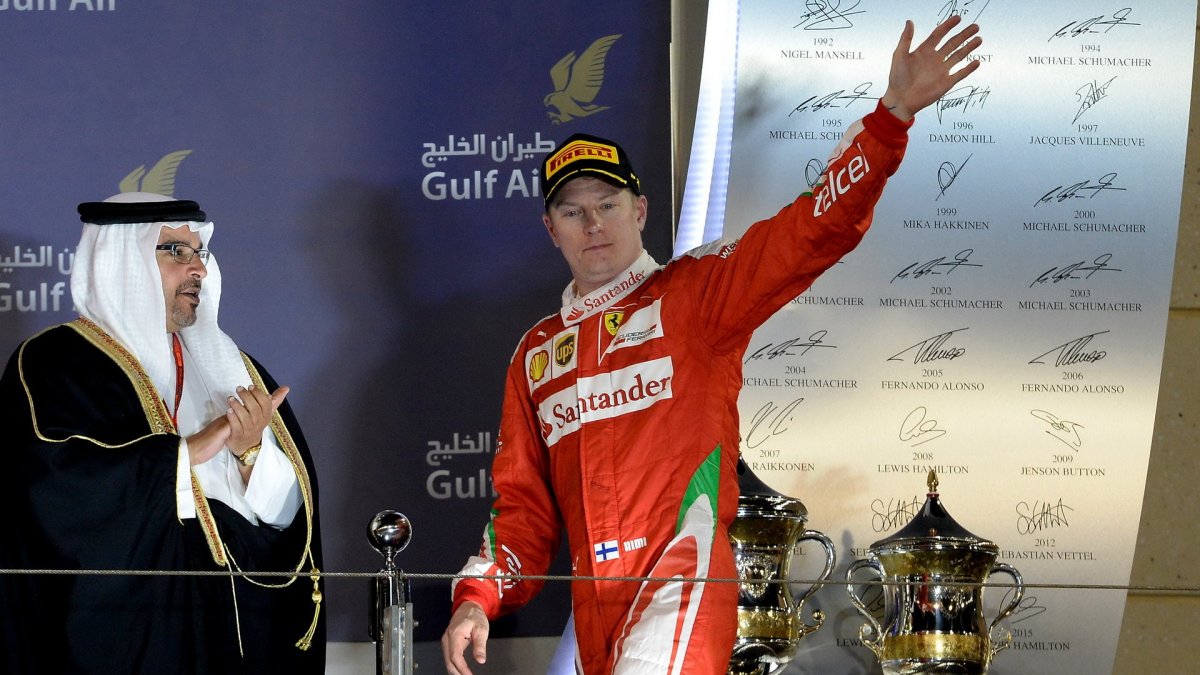 Kimi Räikkönen na stupních vítězů v Bahrajnu
