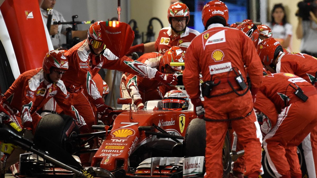 Kimi Räikkönen při zastávce v boxech v závodě v Bahrajnu