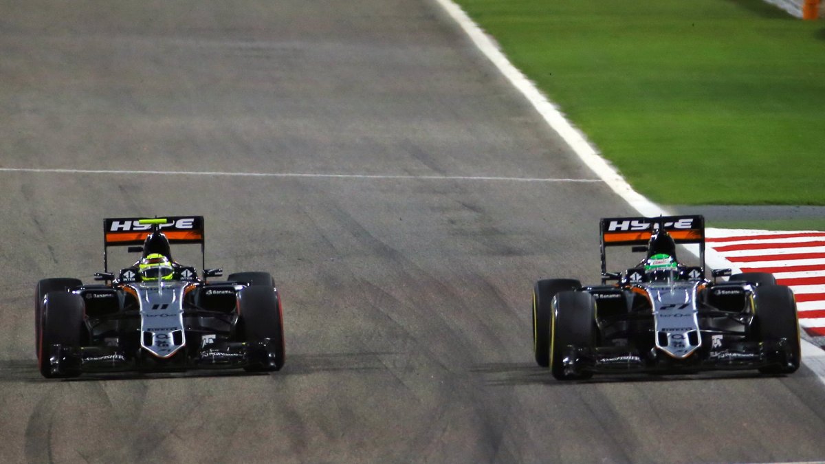 Sergio Pérez a Nico Hülkenberg se předjíždějí v závodě v Bahrajnu