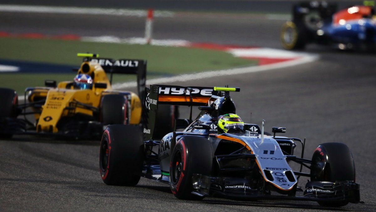 Sergio Pérez a Jolyon Palmer v závodě v Bahrajnu
