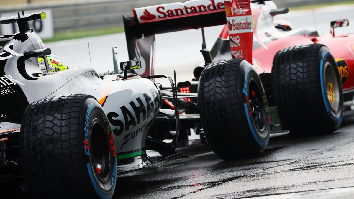 Sergio Pérez čeká na výjezd do kvalifikace v Číně