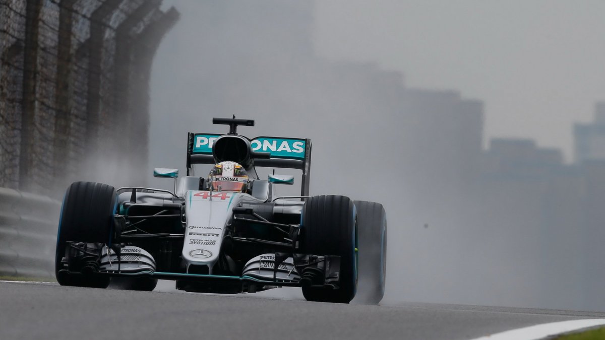 Lewis Hamilton v kvalifikaci v Číně