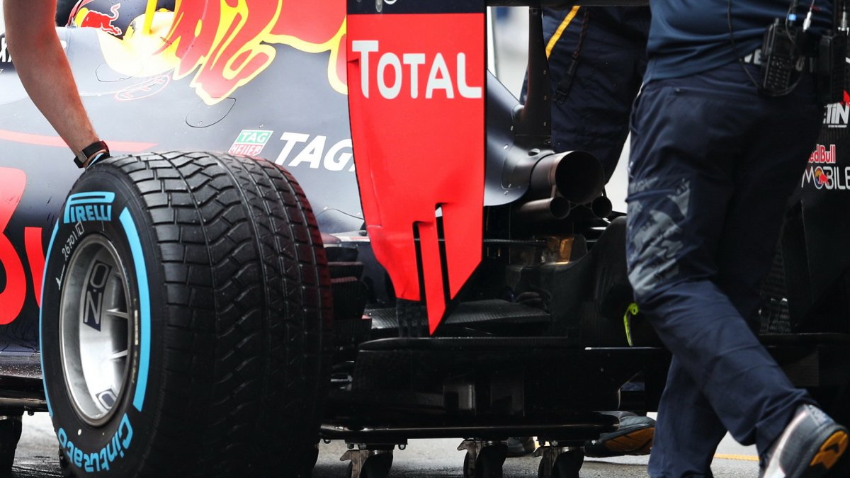 Výfuk a difuzor vozu Red Bull RB12 - Renault v Číně