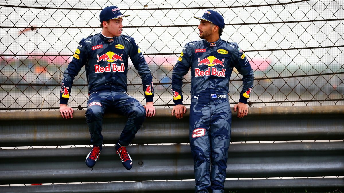 Daniil Kvjat a Daniel Ricciardo v Číně