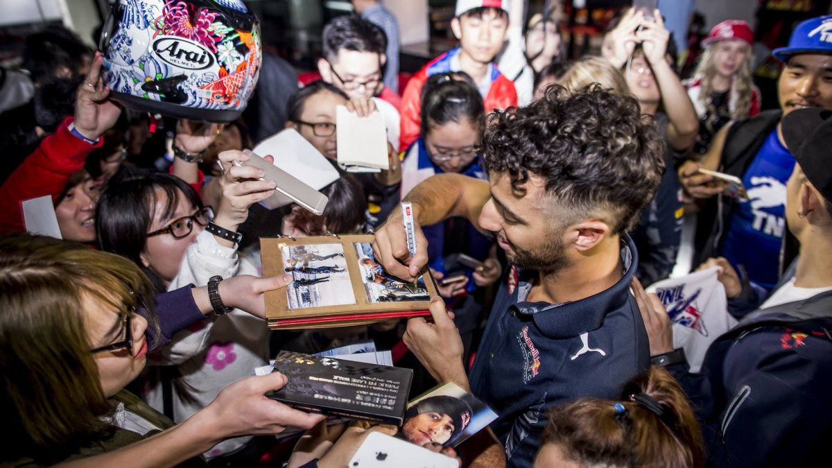 Daniel Ricciardo při autogramiádě v Číně