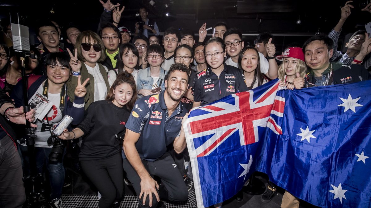 Daniel Ricciardo na motokárách s fanoušky v Číně