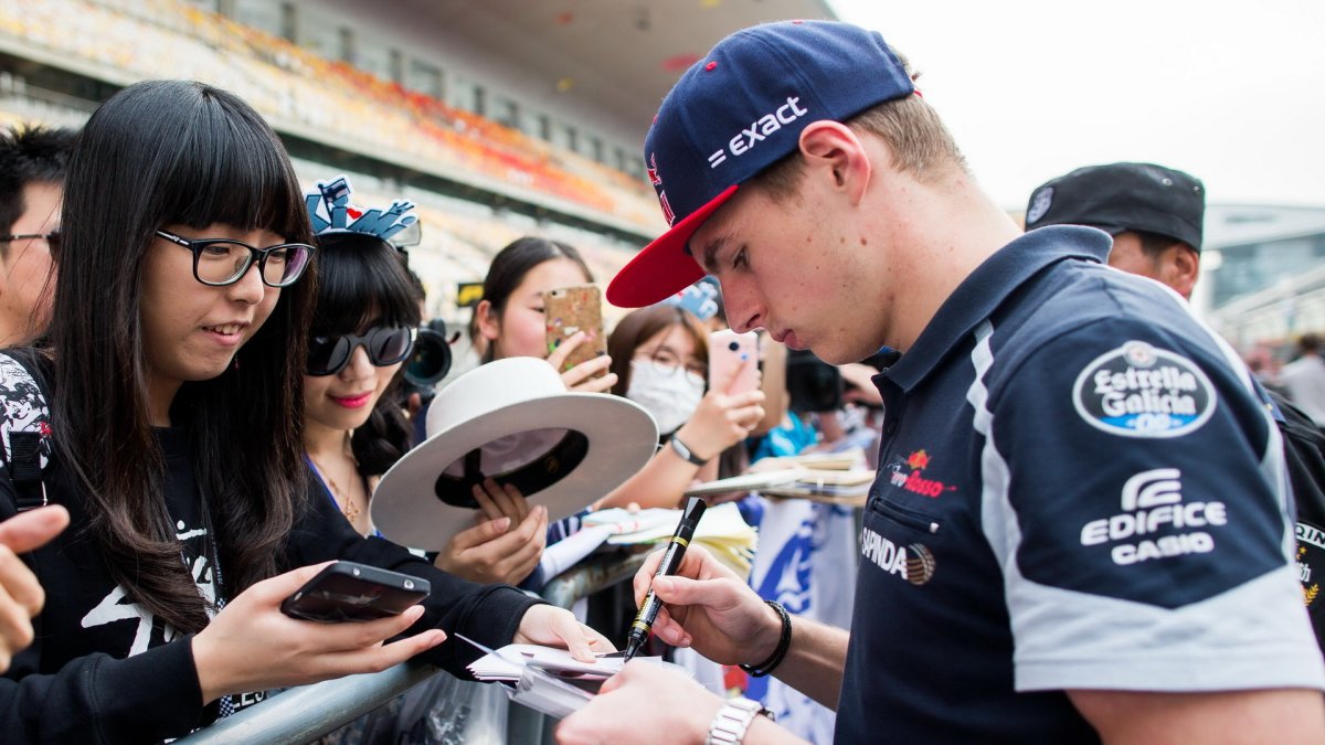 Max Verstappen před závodním víkendem na autogramiádě v Číně