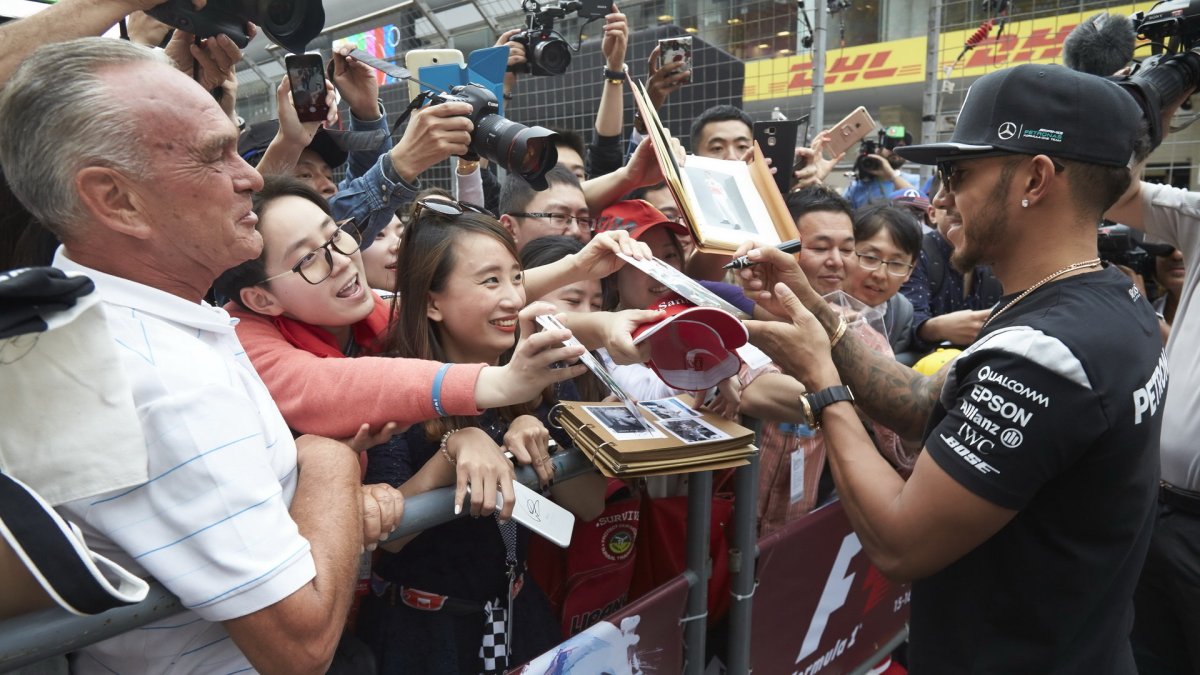 Lewis Hamilton při autogramiádě v Číně