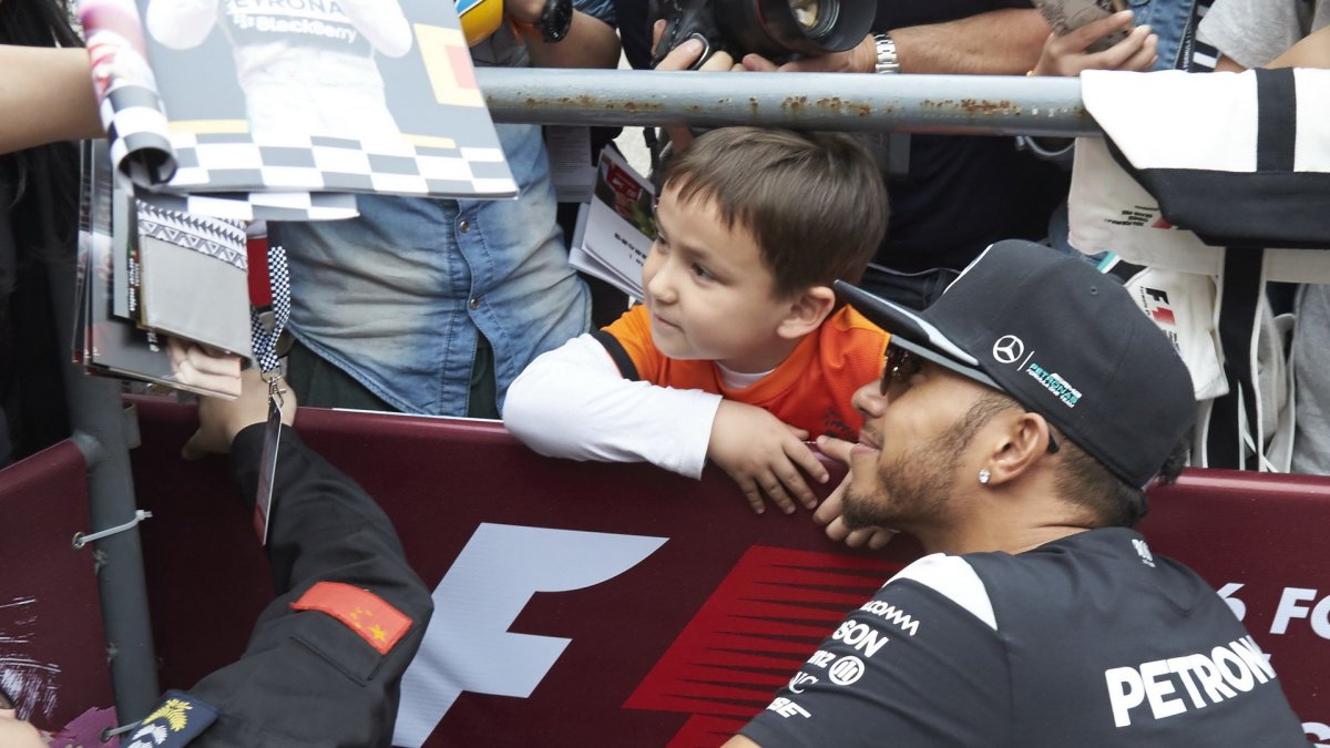 Lewis Hamilton při autogramiádě v Číně