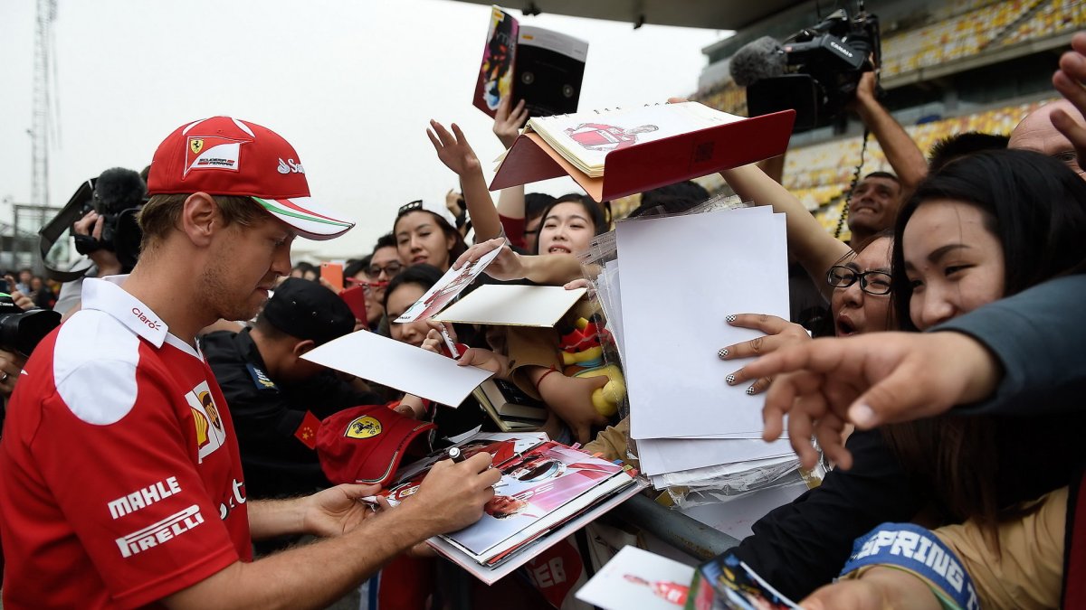 Sebastian Vettel při autogramiádě v Číně