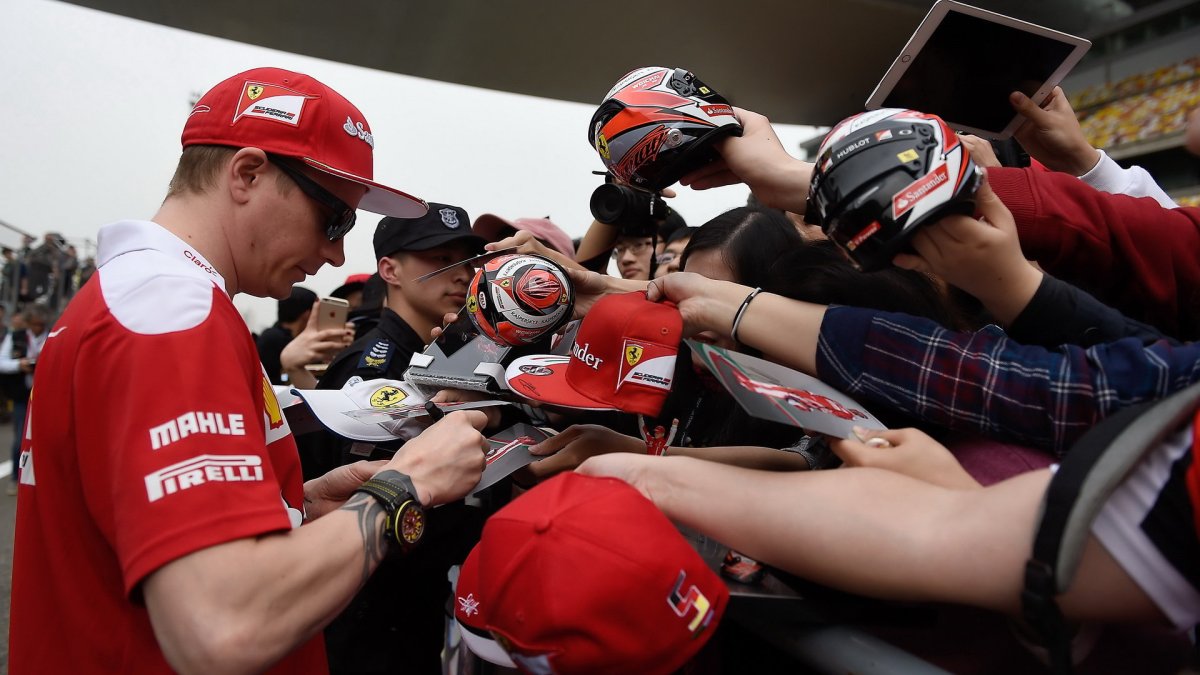 Kimi Räikkönen při autogramiádě v Číně