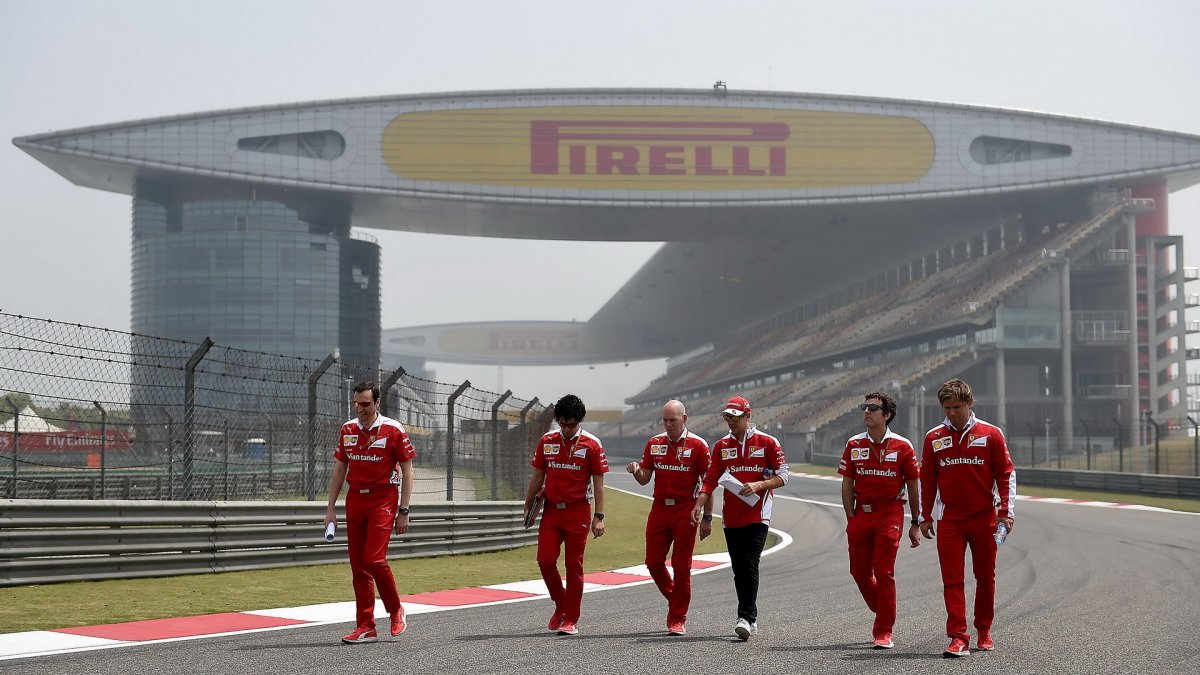 Sebastian Vettel se seznamuje s tratí v Číně