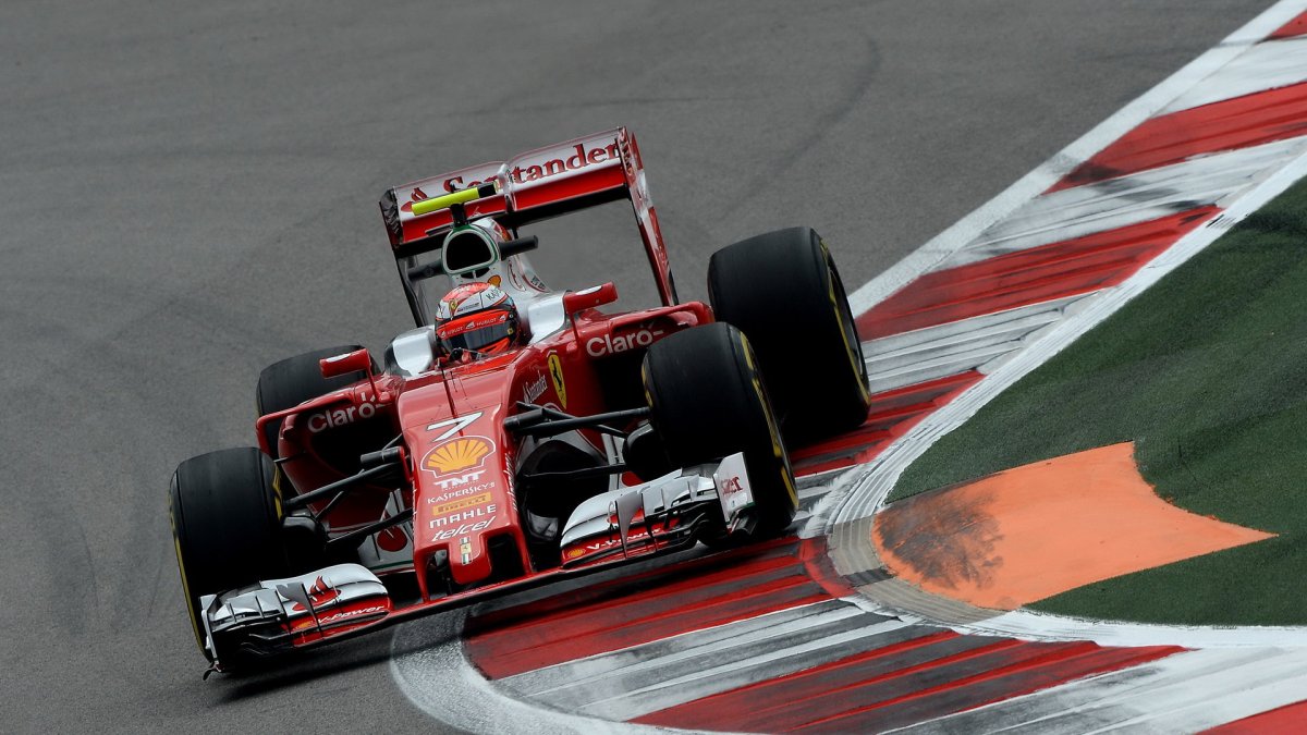 Kimi Räikkönen při pátečním tréninku v Soči