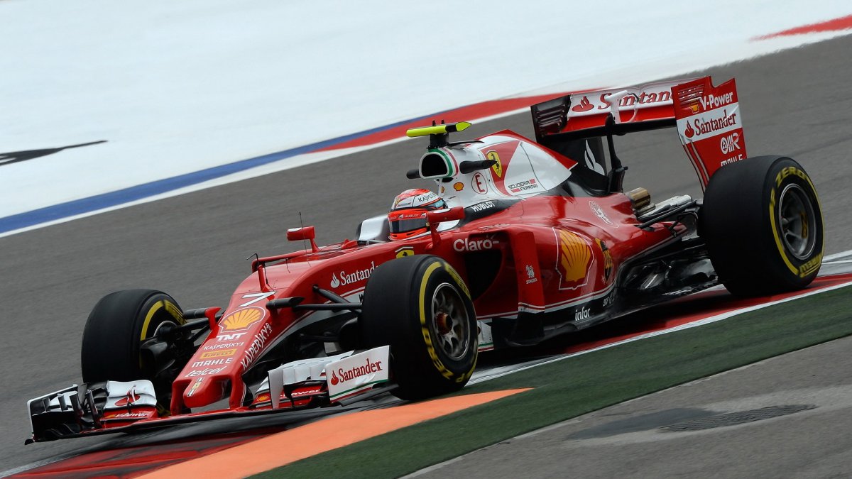 Kimi Räikkönen při pátečním tréninku v Soči