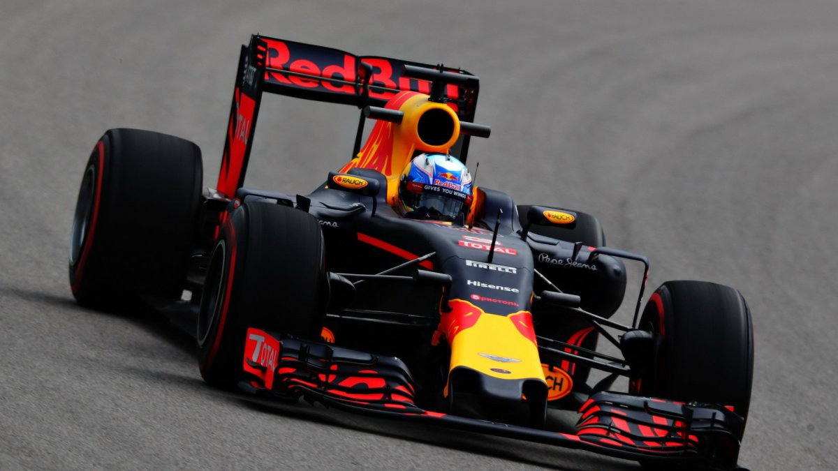 Daniel Ricciardo při pátečním tréninku v Soči