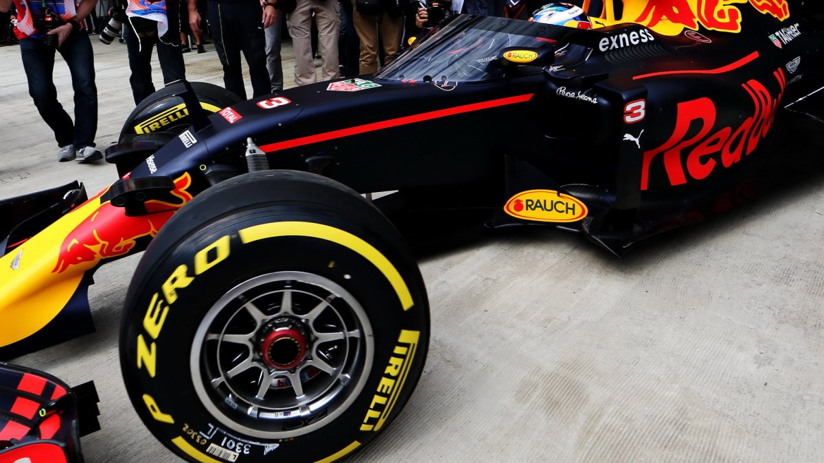 Daniel Ricciardo při pátečním tréninku v Soči