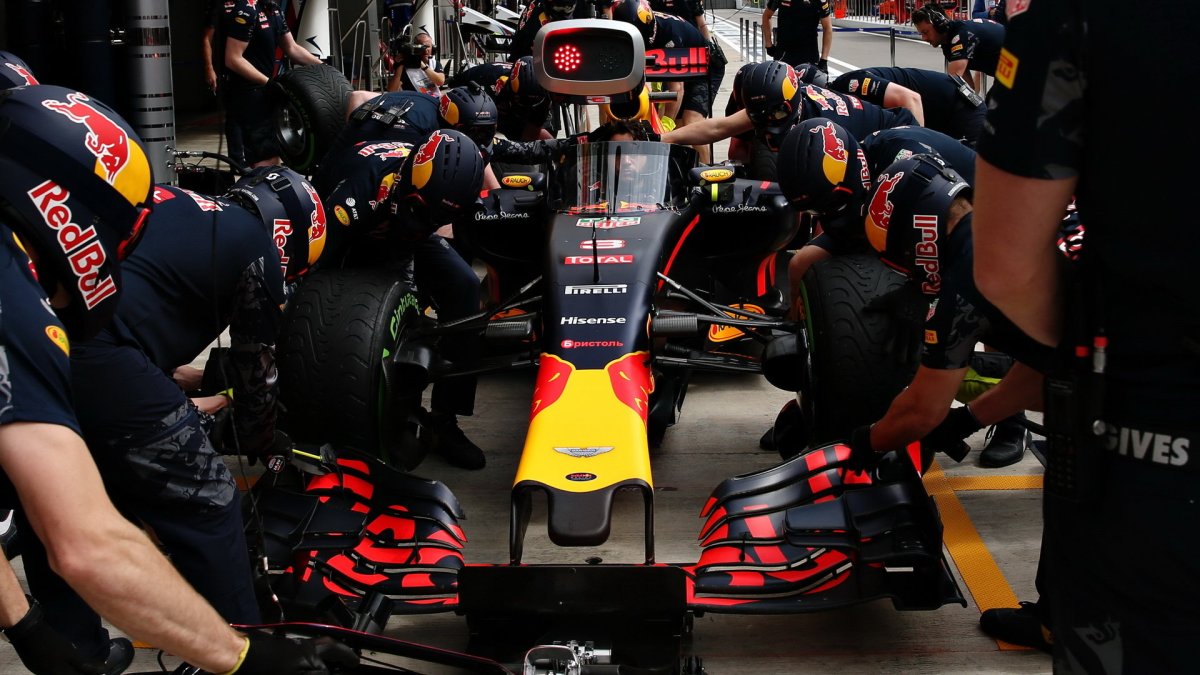 Trénink zastávek v boxech týmu Red Bull v Soči