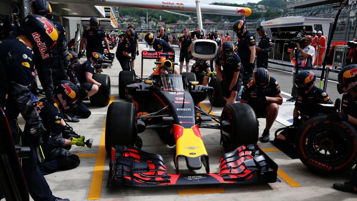 Trénink zastávek v boxech týmu Red Bull v Soči