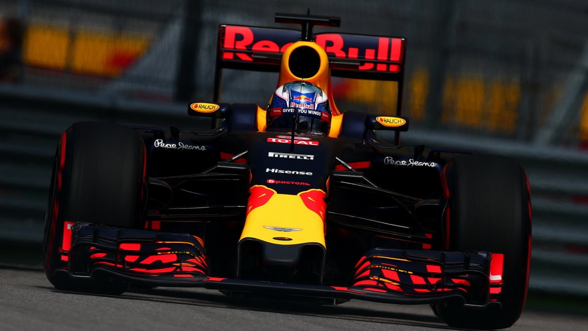 Daniel Ricciardo při pátečním tréninku v Soči