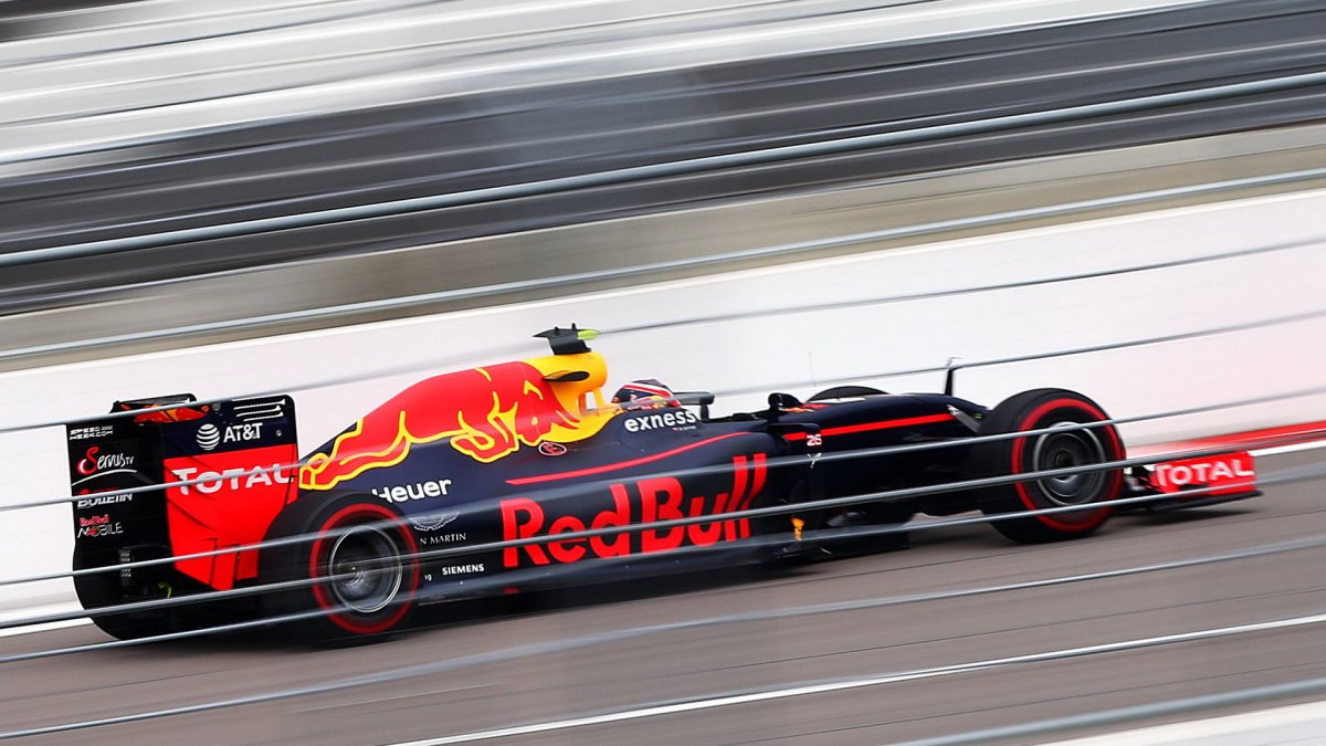 Daniel Ricciardo při pátečním tréninku v Soči