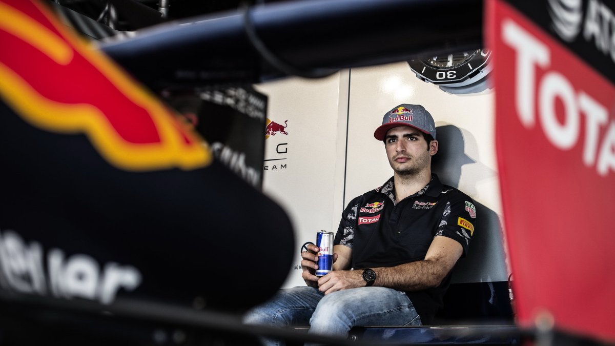 Carlos Sainz odpočívá během roadshow Red Bullu v Libanonu