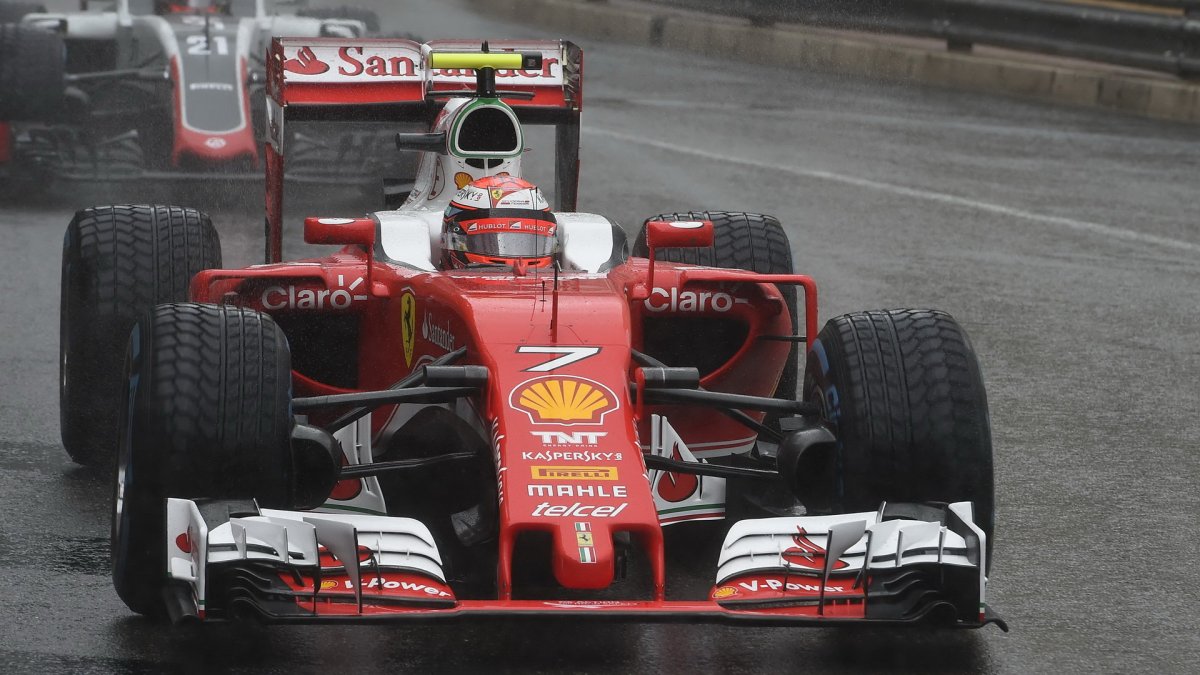 Kimi Räikkönen v závodě v Monaku