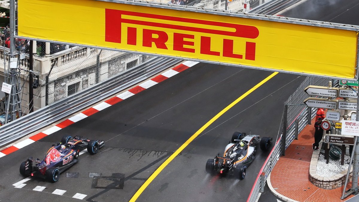 Sergio Pérez a Carlos Sainz v závodě v Monaku