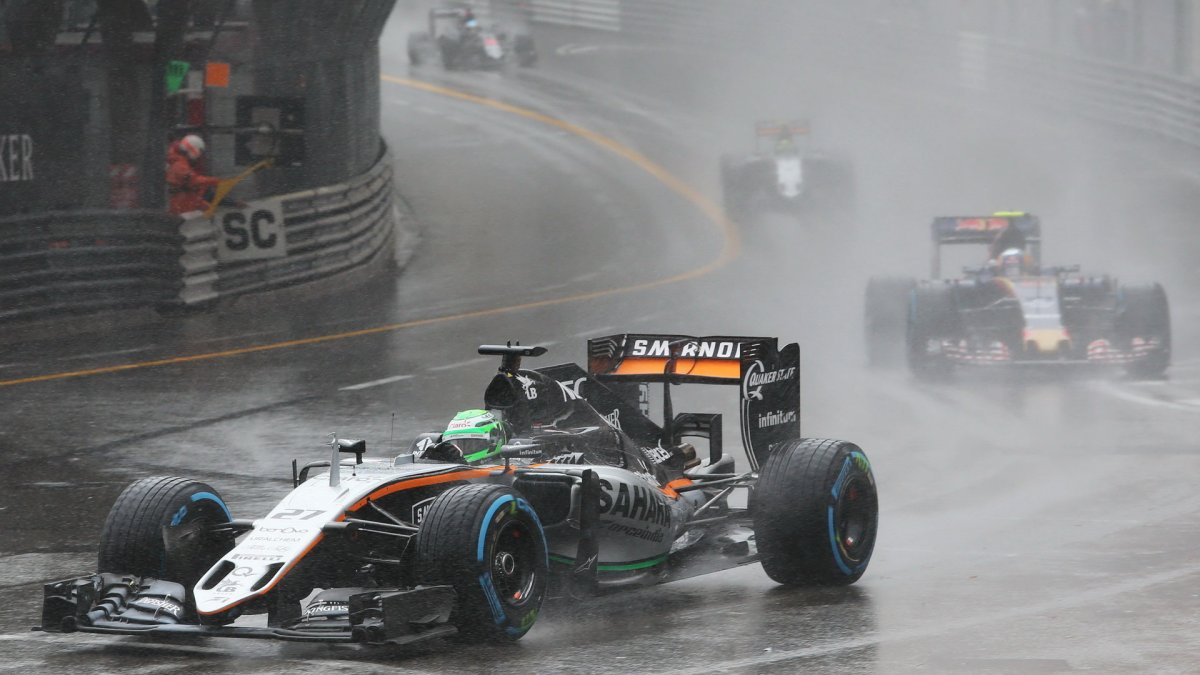 Nico Hülkenberg za deště v závodě v Monaku
