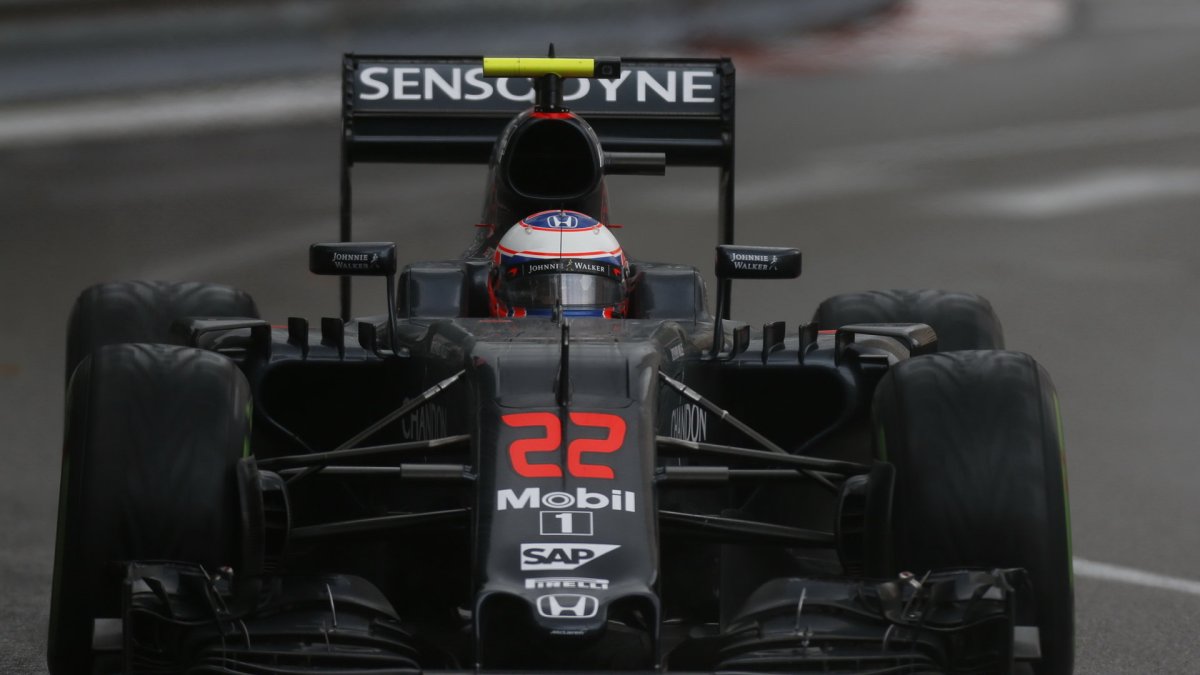 Jenson Button v závodě v Monaku
