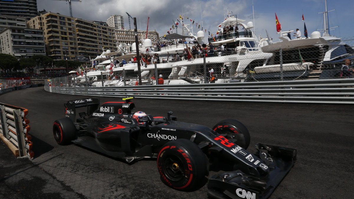 Jenson Button v závodě v Monaku