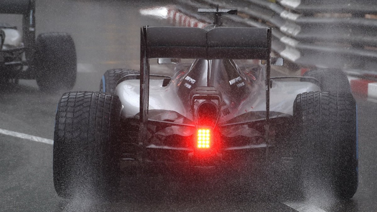 Lewis Hamilton za deště v závodě v Monaku