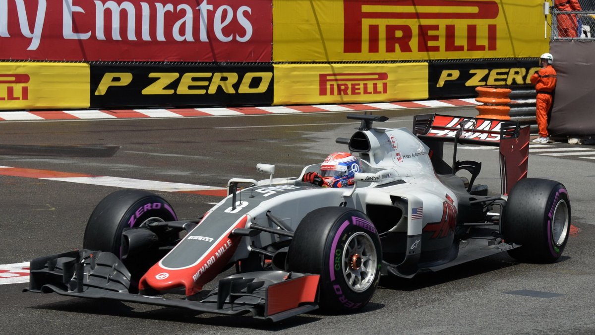 Romain Grosjean v závodě v Monaku