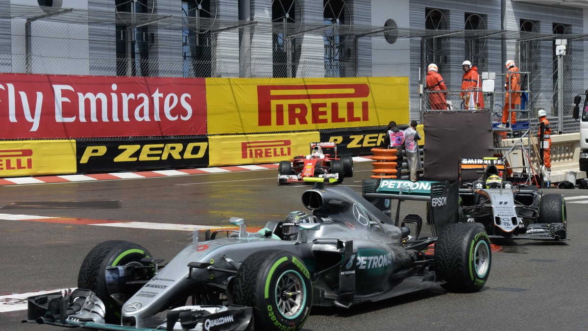 Nico Rosberg a Sergio Pérez v závodě v Monaku