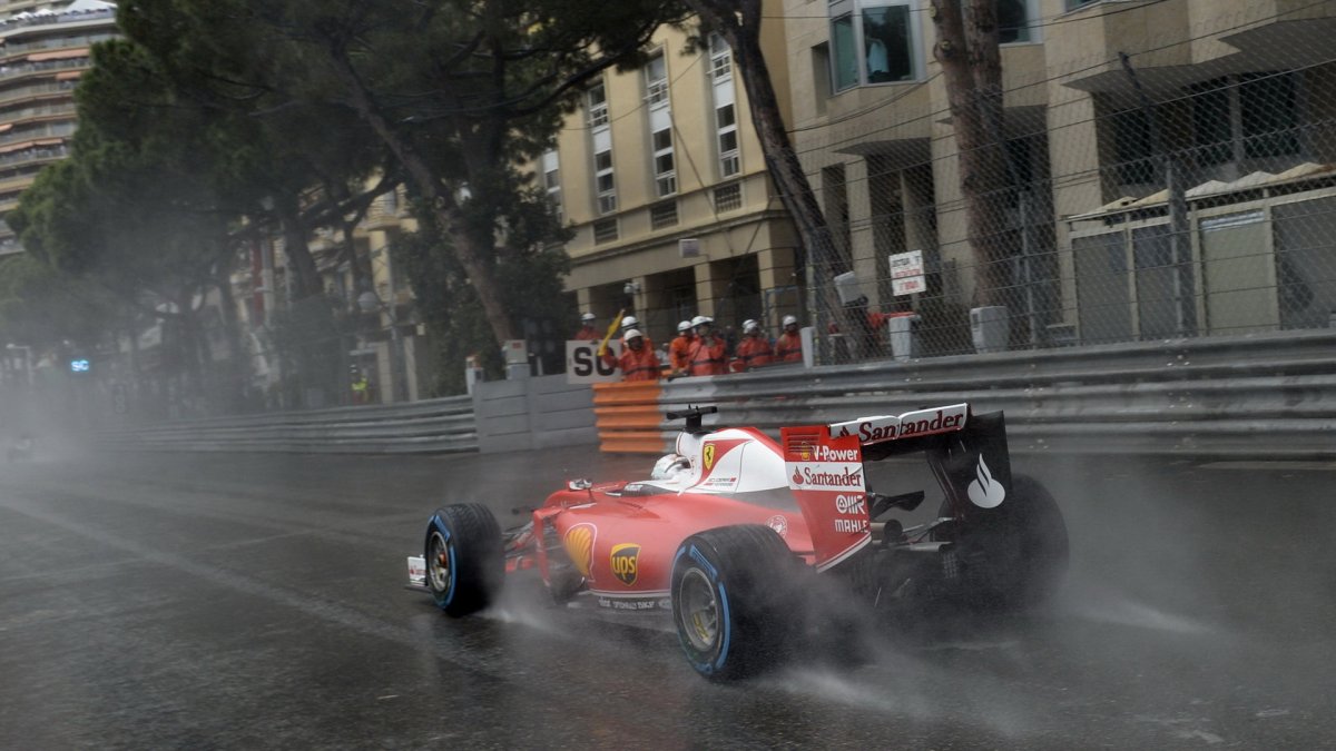 Sebastian Vettel za deště v závodě v Monaku