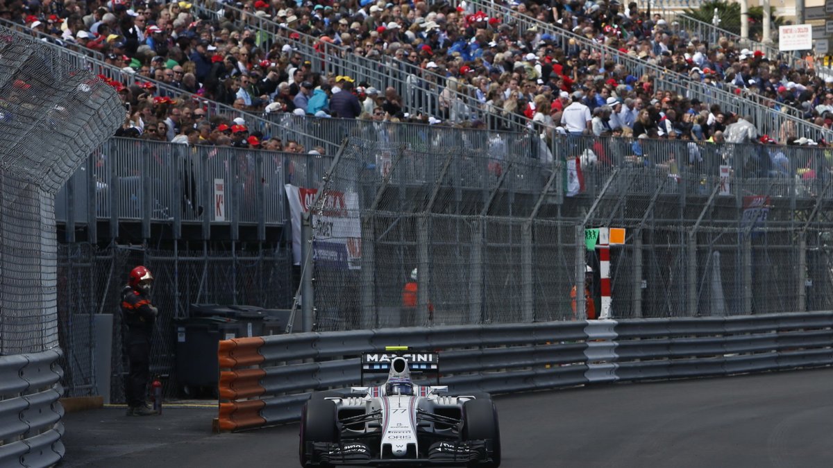 Valtteri Bottas v závodě v Monaku