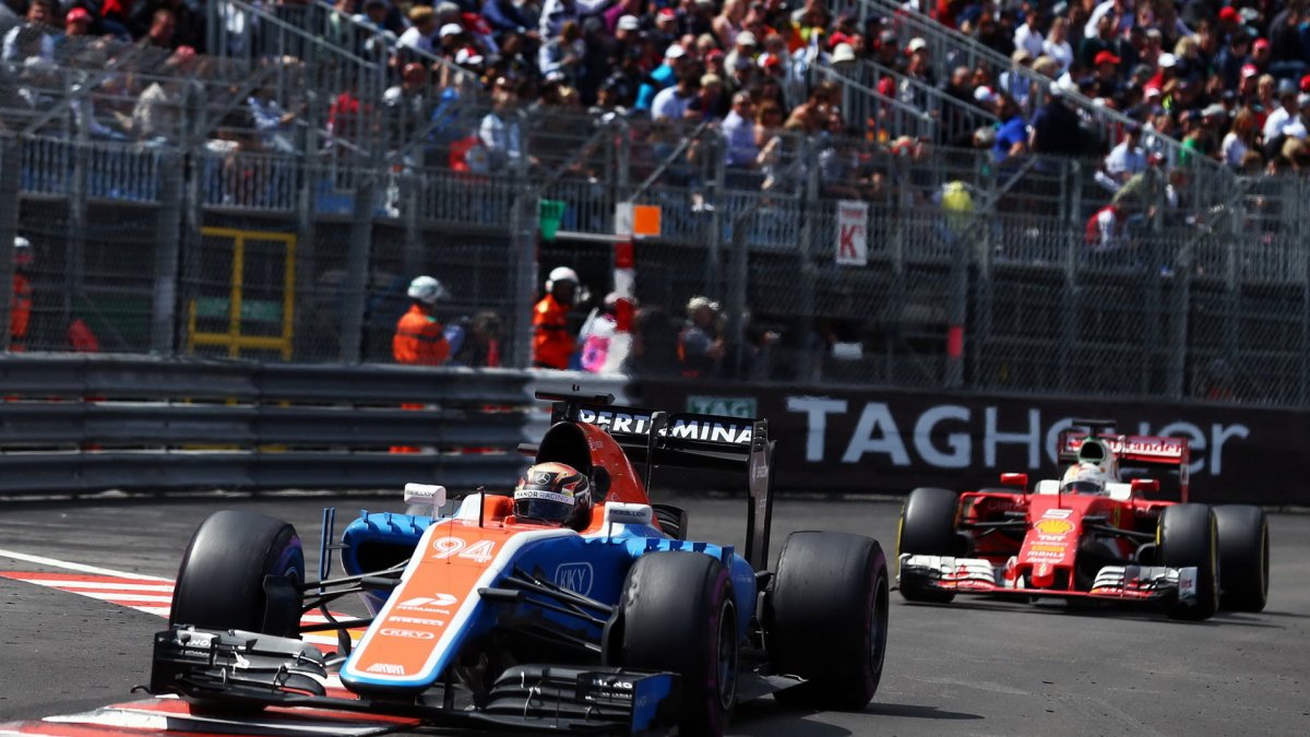 Pascal Wehrlein a Sebastian Vettel v závodě v Monaku