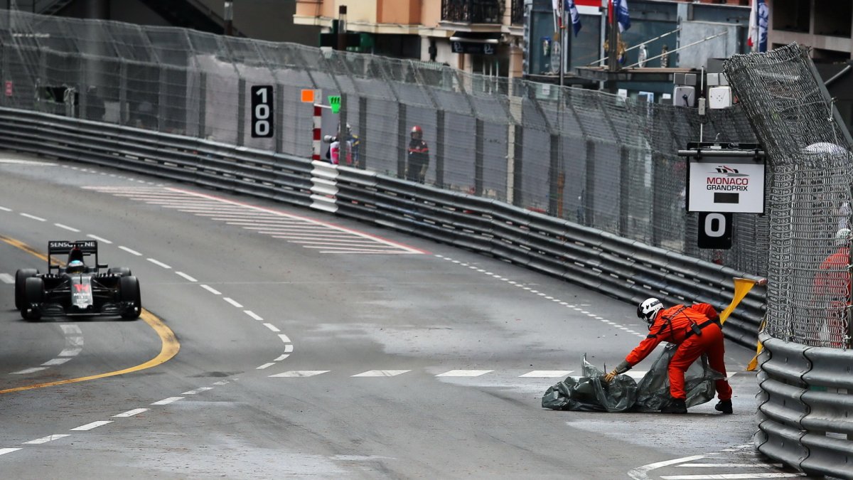 Tratový maršál uklízí trať v závodě v Monaku