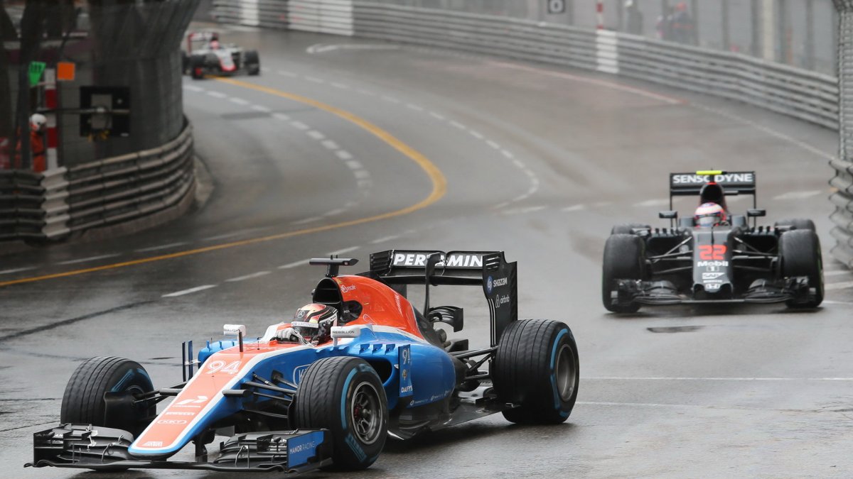 Pascal Wehrlein a Jenson Button v závodě v Monaku