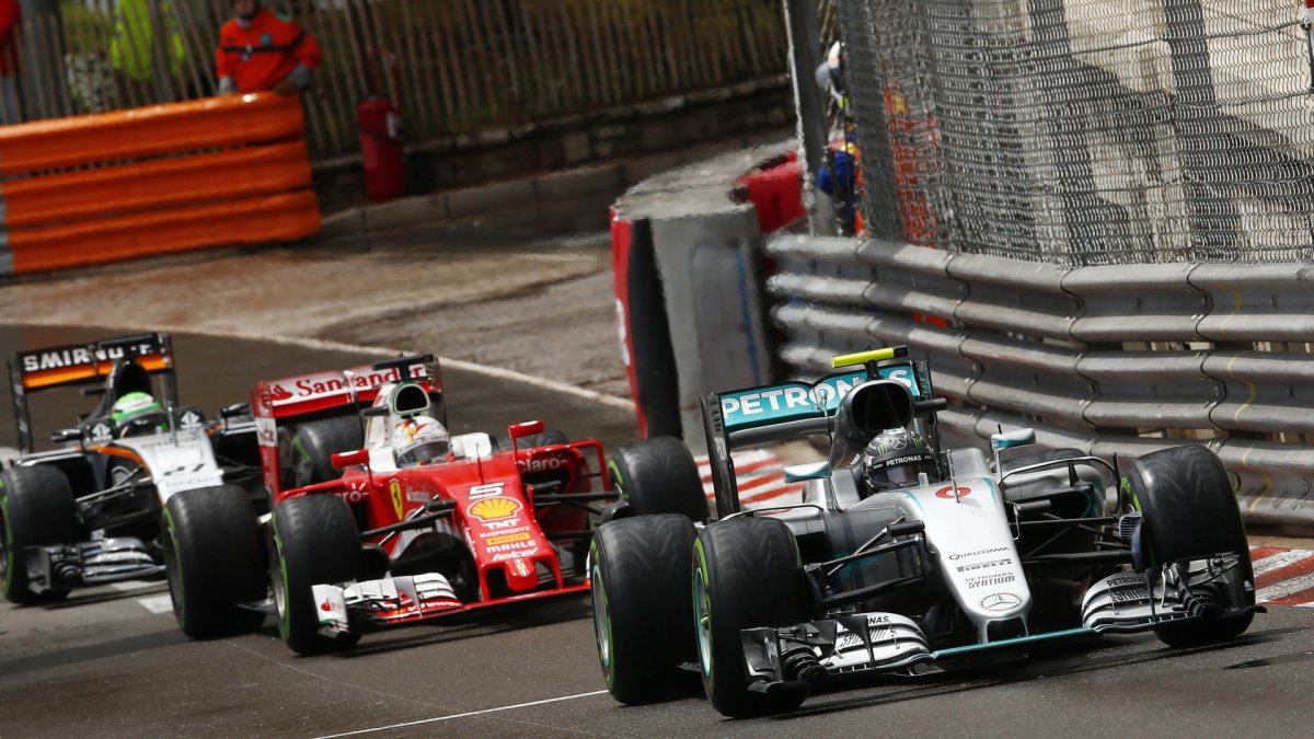 Nico Rosberg a Sebastian Vettel v závodě v Monaku