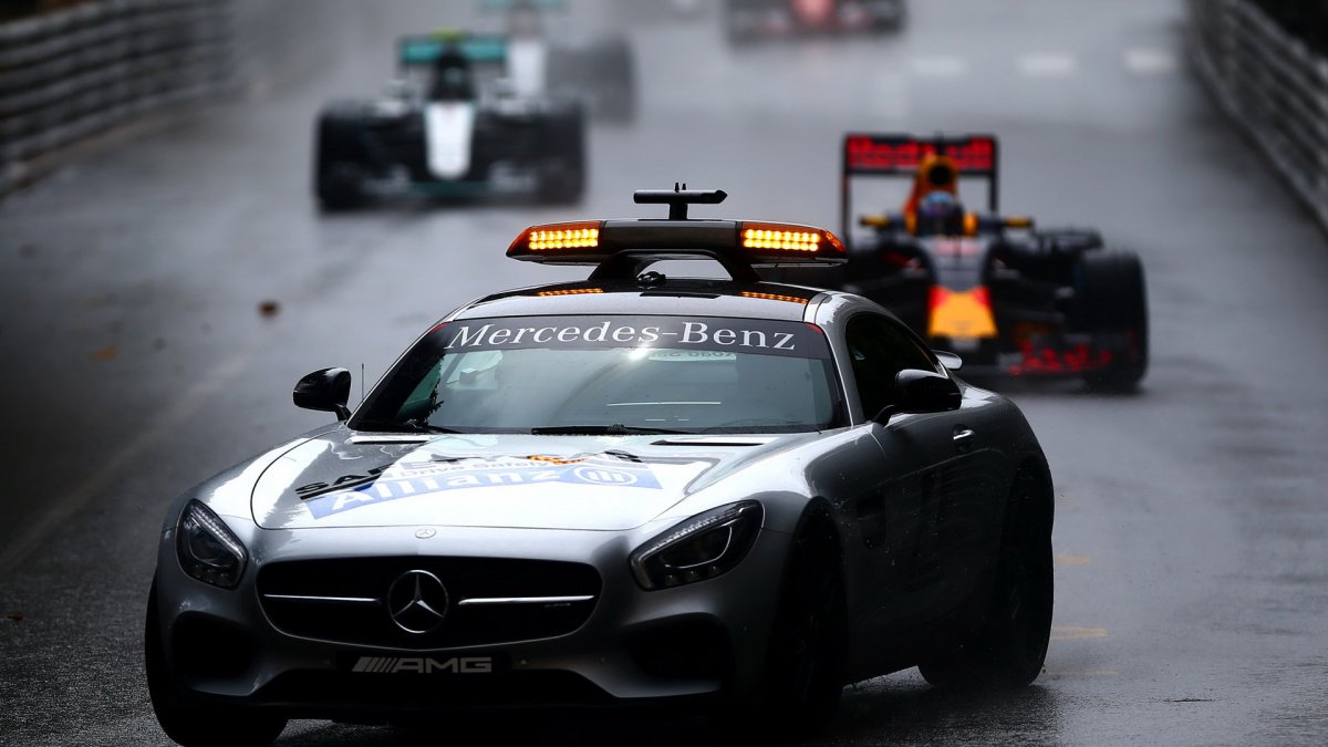 Safety Car v závodě v Monaku
