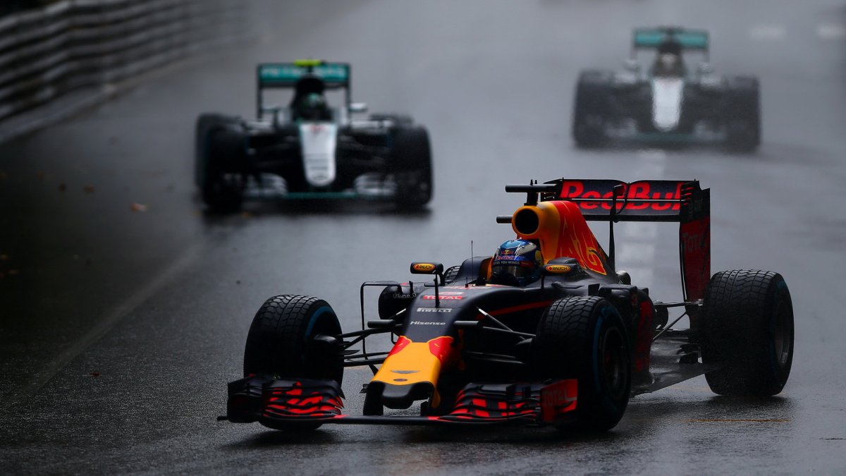 Daniel Ricciardo před vozy Mercedesu v závodě v Monaku