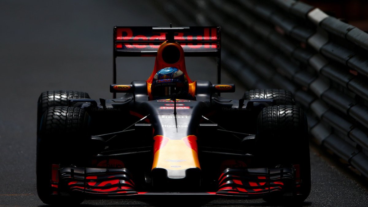 Daniel Ricciardo v závodě v Monaku