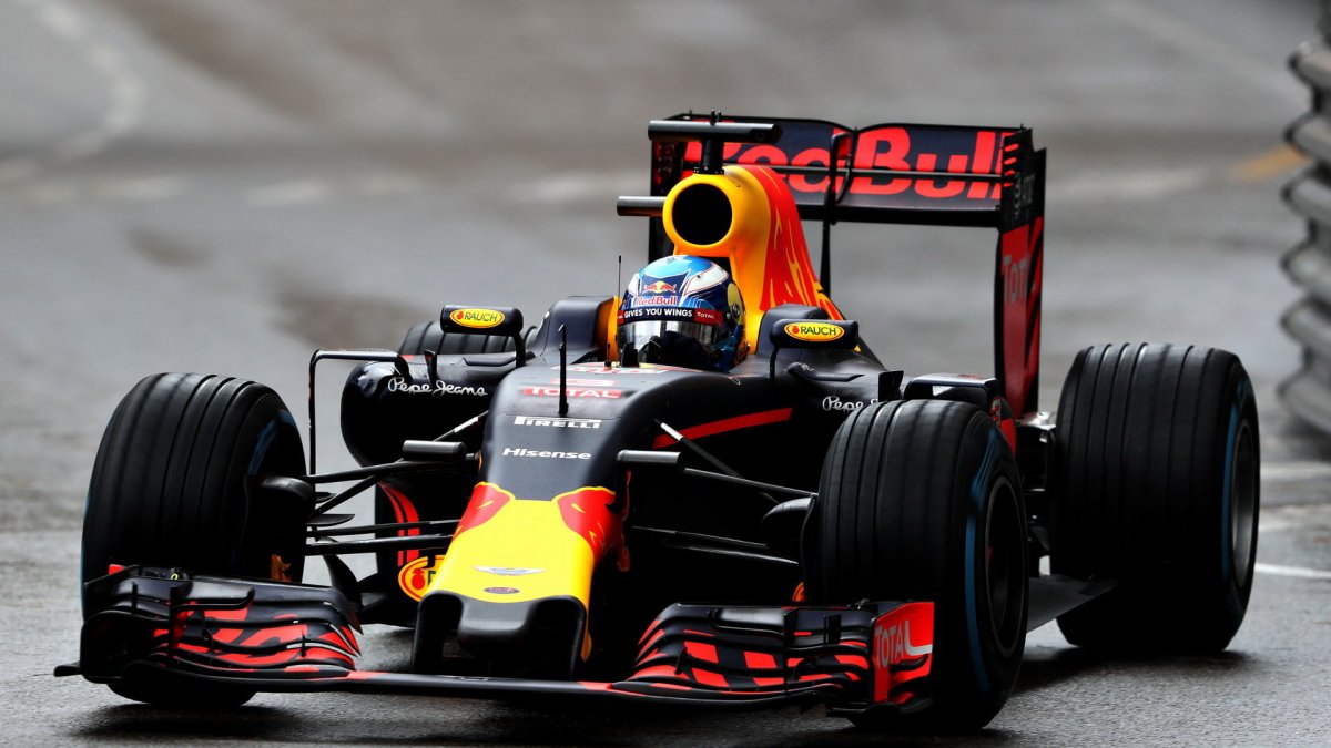 Daniel Ricciardo v závodě v Monaku