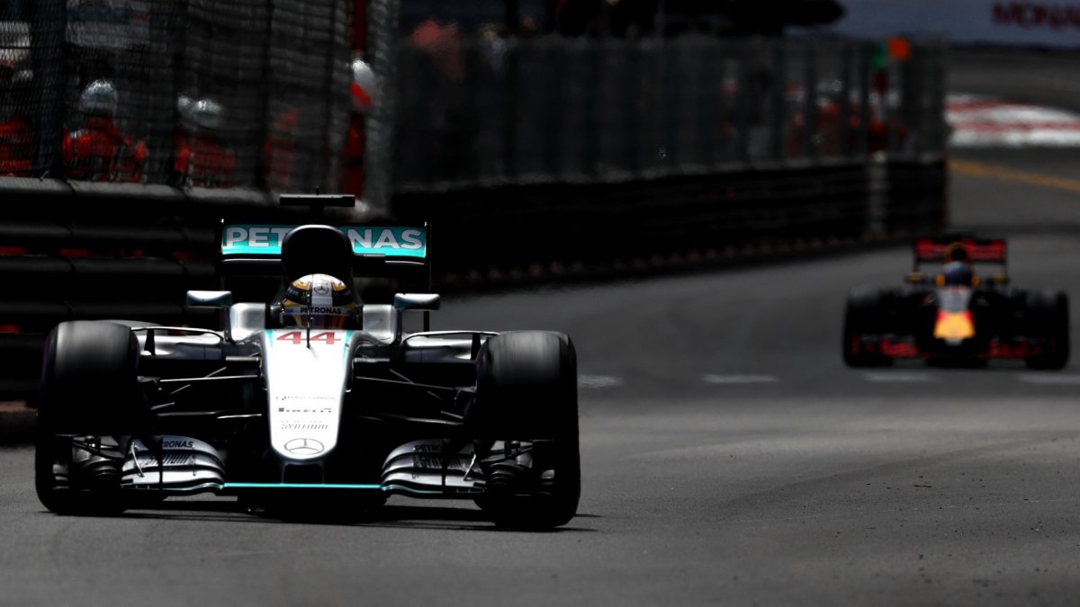 Lewis Hamilton před Danielem Ricciardem v závodě v Monaku