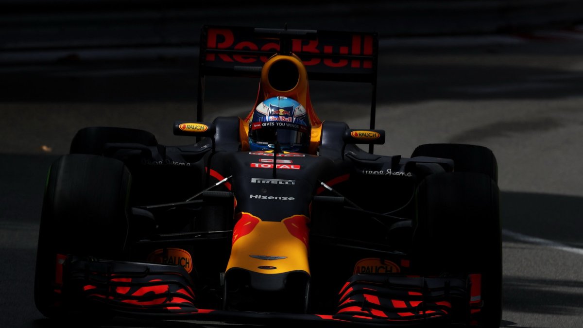 Daniel Ricciardo v závodě v Monaku