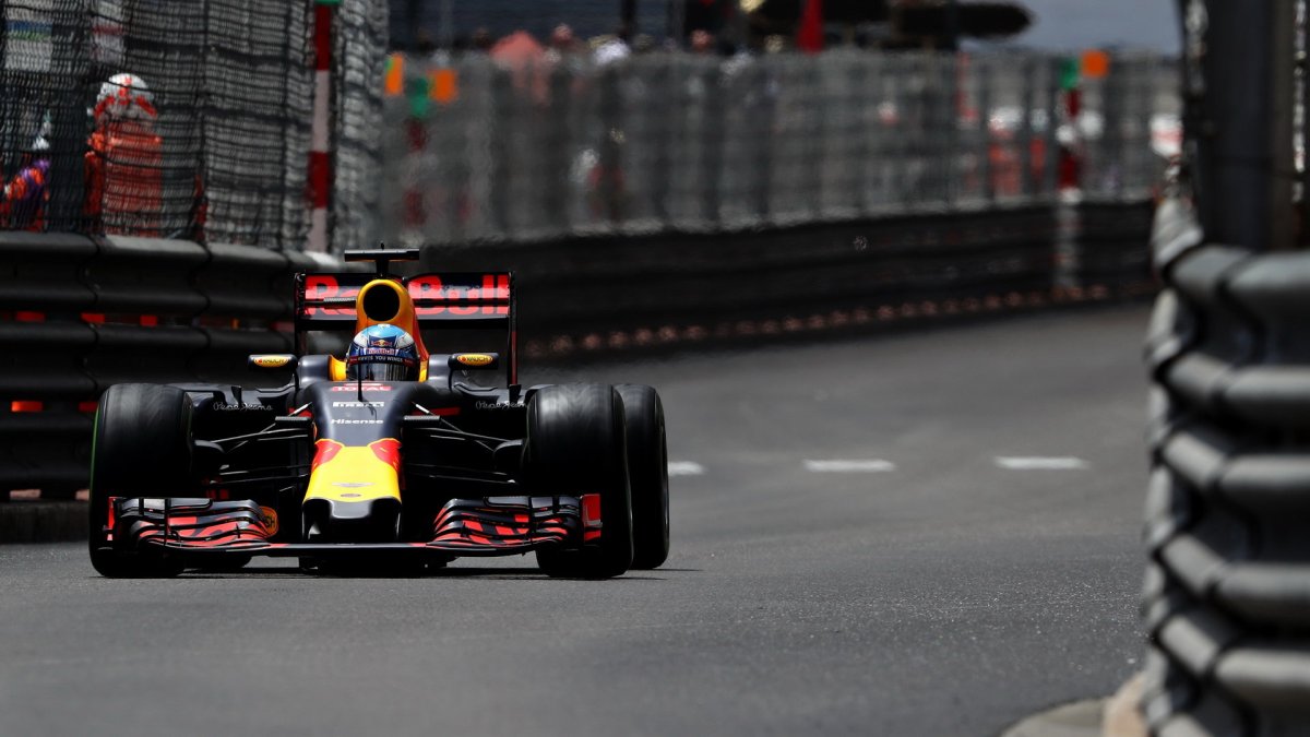 Daniel Ricciardo v závodě v Monaku
