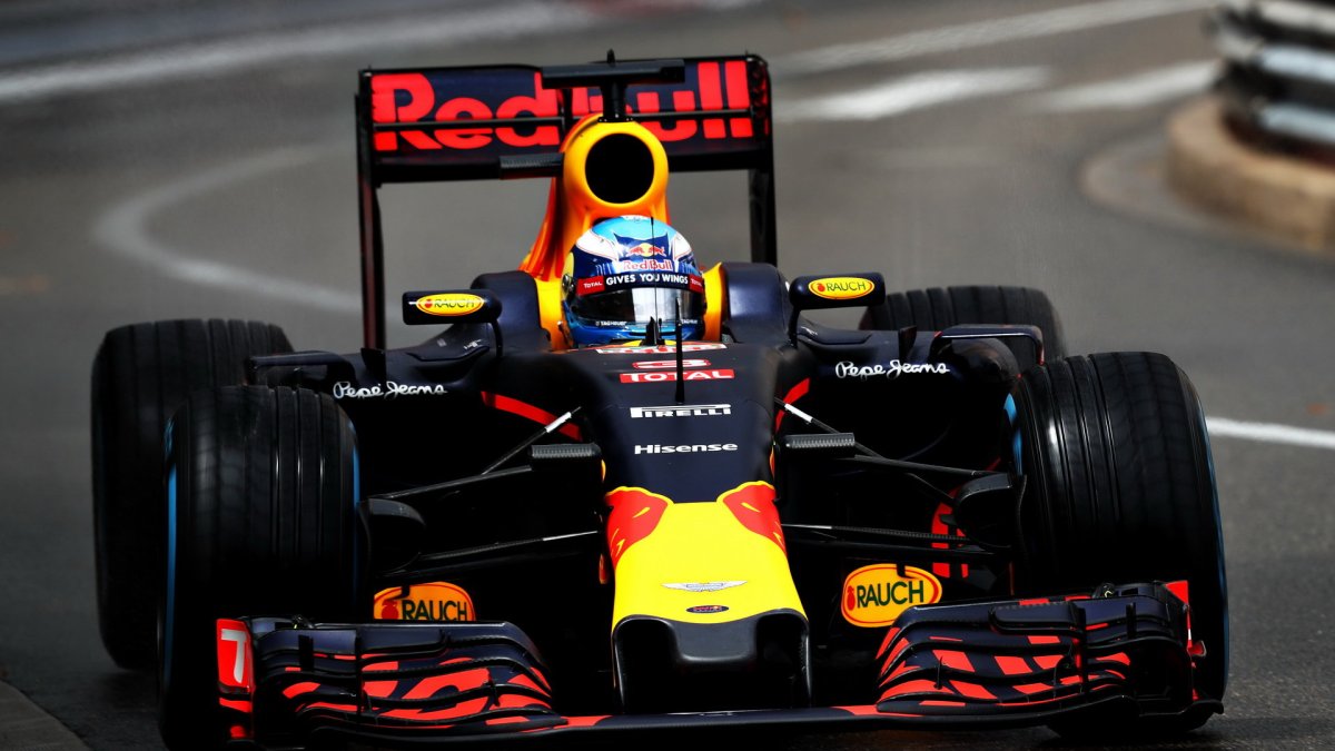 Daniel Ricciardo v závodě v Monaku