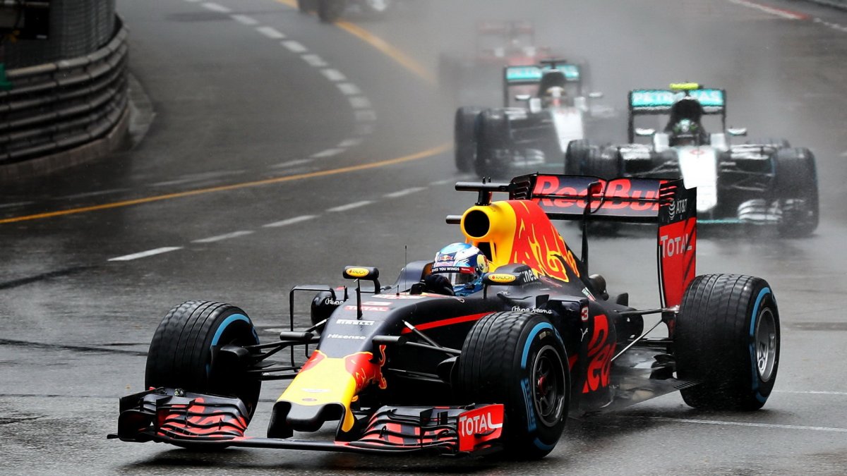 Daniel Ricciardo v závodě v Monaku